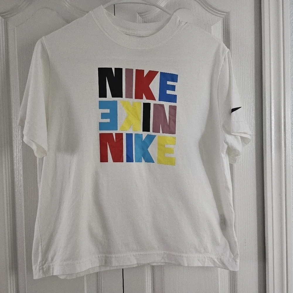 Nike White Graphic Junior T-Shirt Loose Fit Size Large.